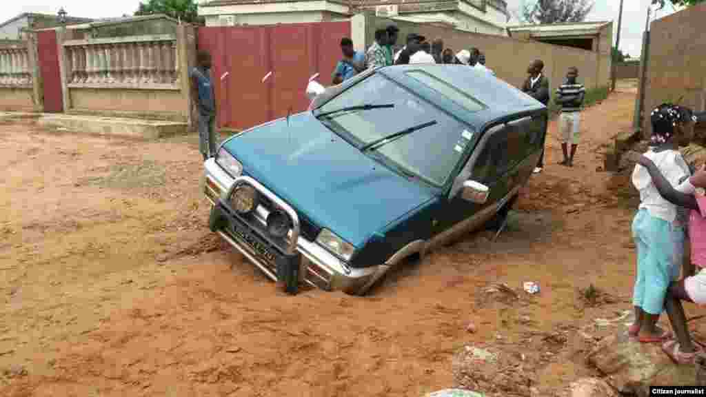 Carro atolado após chuvas da madrugada de 16 de Dezembro em Maputo.