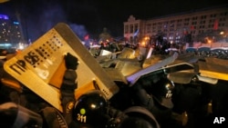 乌克兰防暴警察冲击基辅独立广场的抗议营地。（2013年12月11日）