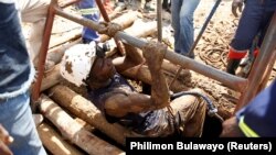 Un sauveteur remonte d'un puits après un accident ayant piégé des mineurs d'or illégaux piégés à Kadoma, Zimbabwe, le 15 février 2019.