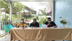 Konferensi pers dari Koalisi Masyarakat Sipil Aceh untuk penghapusan kekerasan seksual di Banda Aceh. Putri Aliya dari Lembaga Bantuan Hukum Banda Aceh (tengah), dan Agus Agandi perwakilan dari Perkumpulan Keluarga Berencana Indonesia Aceh (kanan), Kamis 27 Mei 2021. (Anugrah Andriansyah)