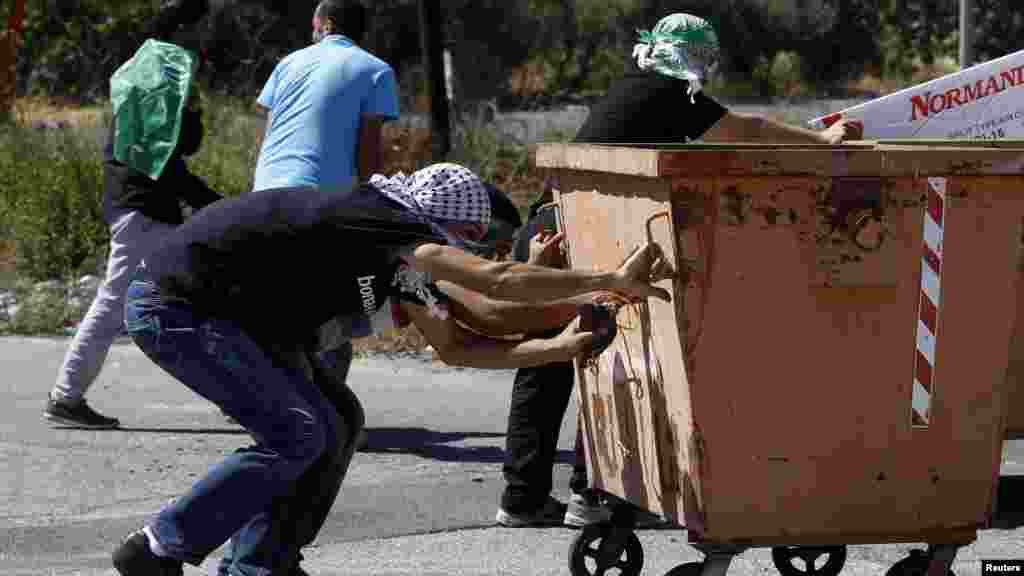 Zanga-zanga da Falasdinawa da Ramallah, West Bank, 25 Yuli 2014.&nbsp;