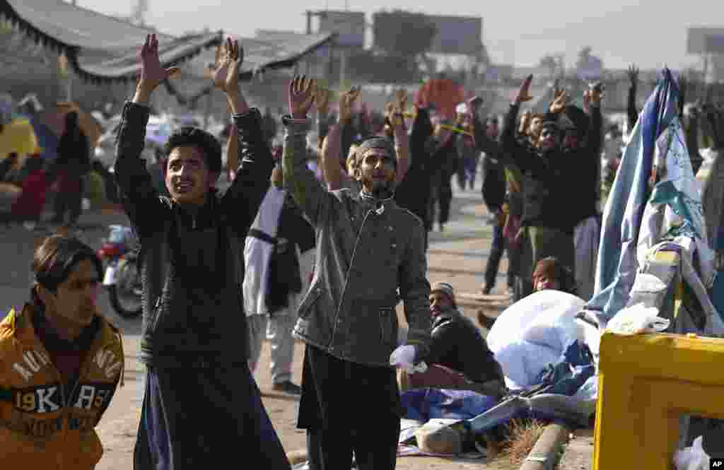 دھرنے کے دوران 'تحریک' لبیک یا رسول اللہ' کا اہک کارکن نعرے بازی کرتے ہوئے
