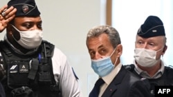 Mokonzi ya kala ya France Nicolas Sarkozy (C) akomi na tribunal na bosambisami bwa ye, Paris, France, 1er mars 2021.