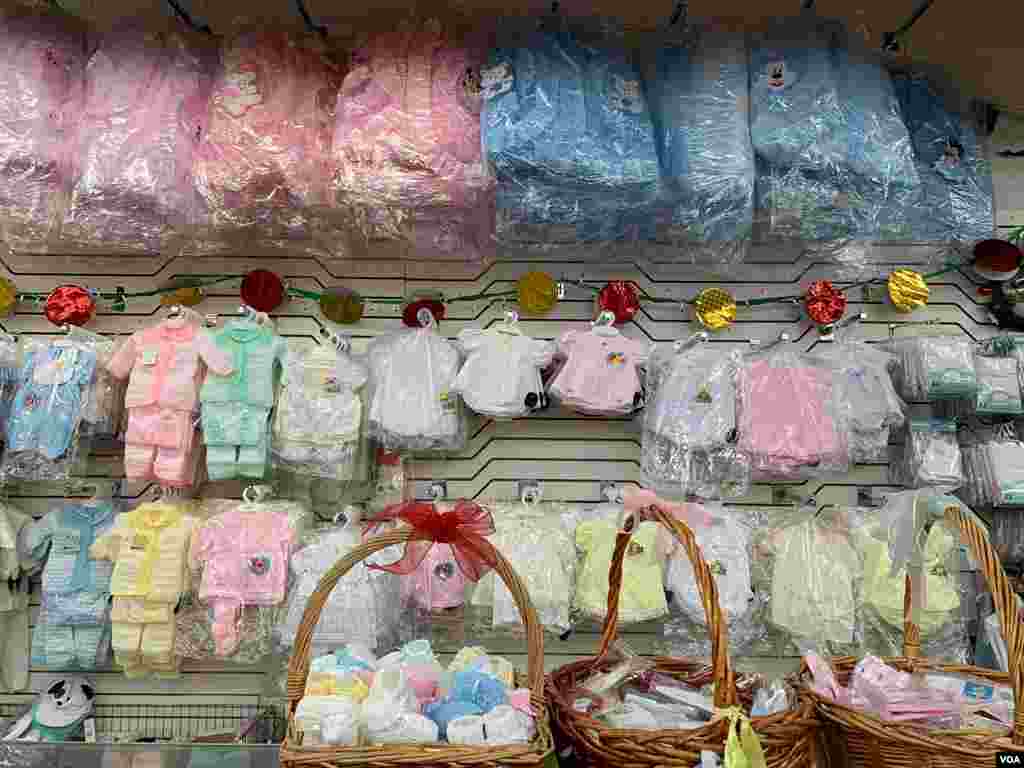 La mercancía para bebés que fabrica Serafín Blanco como parte de su negocio, es de los productos de mayor demanda en la isla.