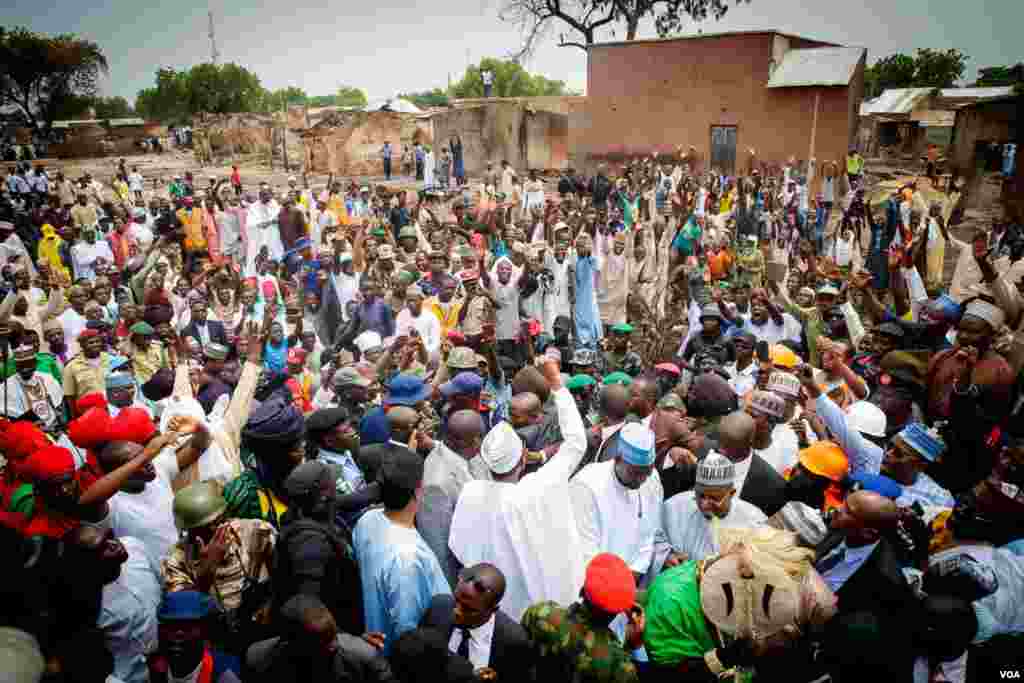 Buhari yayin da ya isa jihar Bauchi