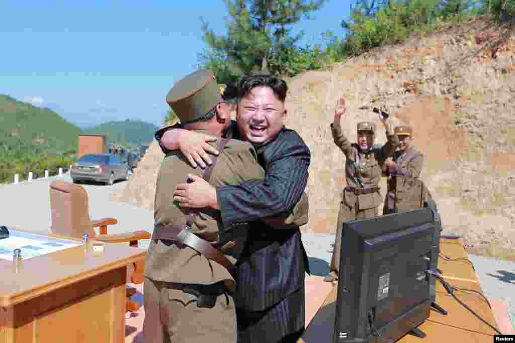 북한의 대륙간탄도미사일 '화성-14형' 발사를 지켜보던 김정은 북한 국무위원장이 주변 관계자를 얼싸안고 기뻐하고 있다.