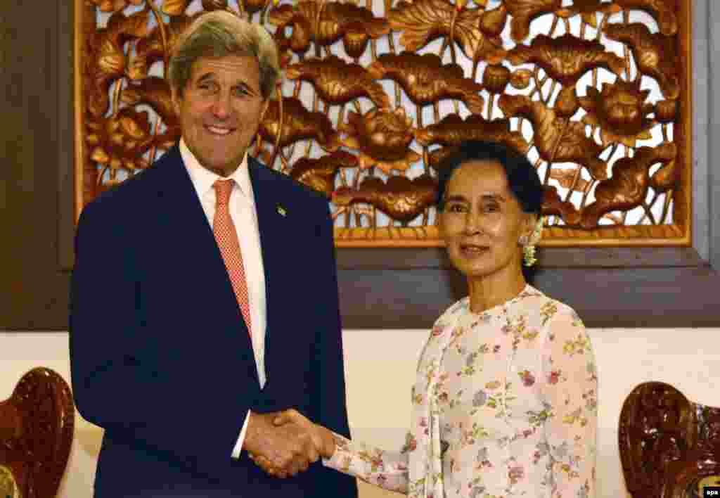 ႏိုင္ငံျခားေရးဝန္ႀကီးဌာန ျပည္ေထာင္စုဝန္ႀကီး ေဒၚေအာင္ဆန္းစုၾကည္ႏွင့္ အေမရိကန္ျပည္ေထာင္စု ႏိုင္ငံျခားေရးဝန္ႀကီး ဂၽြန္ကယ္ရီ တို႔ေတြ႔ဆံု