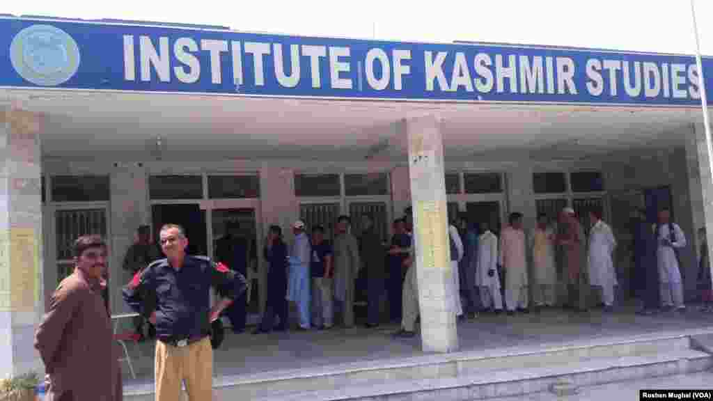 پاکستان کے زیر انتظام کشمیر کی قانون ساز اسمبلی کے انتخاب کے لیے جمعرات کو ووٹ ڈالے گئے۔