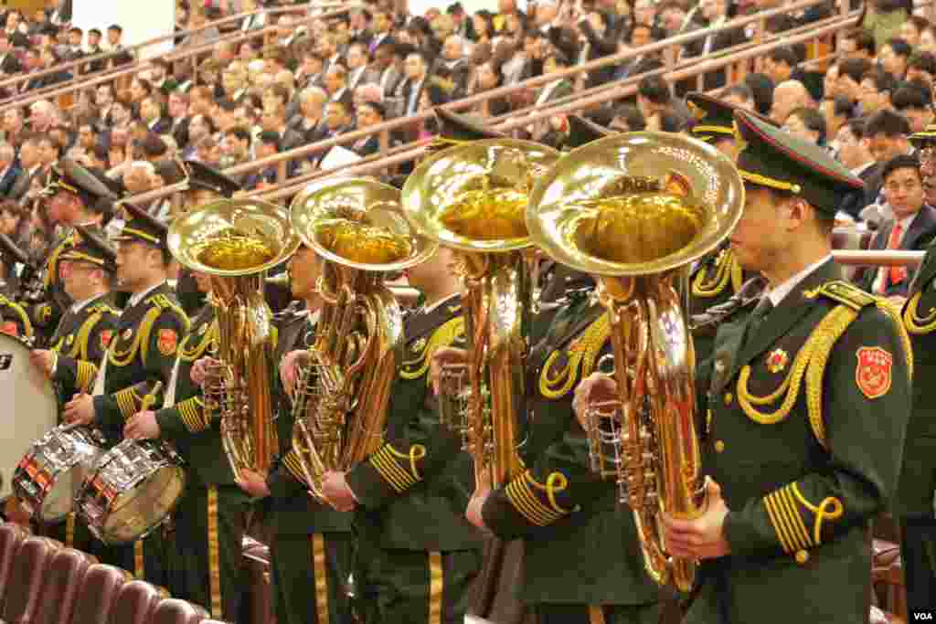 中国人民解放军军乐团吹奏中华人民共和国国歌。（2016年3月5日 美国之音金子莹拍摄）