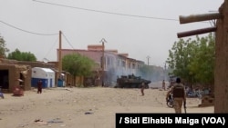 Des militaires et une auto-blindée déployés après une attaque-kamikaze dans la région de Gao, dans le centre-nord du Mali, 1er juillet 2018. (VOA/ Sidi Elhabib Maiga)