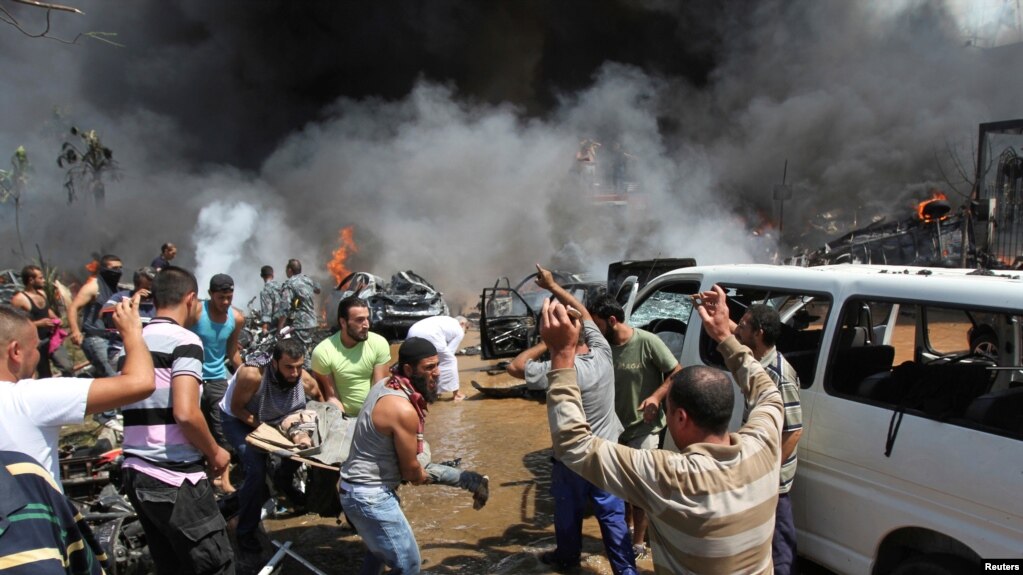Des habitants fuient l'explosion d'une mosquée à Tripoli, Libye, le 23 août 2013.