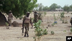 Tentara Nigeria berpatroli di desa Hausari dekat wilayah Maiduguri (Foto: dok). Momodu Bama, komandan tinggi Boko Haram dilaporkan tewas dalam pertempuran awal bulan ini di kawasan Nigeria Utara.