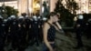 Devojka plače ispred kordona policije kod Skušpštine Srbije nakon što je policija rasterala demonstrante