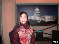 何清涟2006年3月9日参加美国之音电视节目（美国之音拍摄）