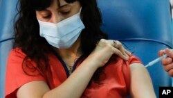 Doktor Estefania Zevrnja dobija rusku vakcinu Sputnjik V za Kovid-19 u bolnici Pedro Fjorito u Aveljandi u Argentini, 29. decembra 2020.