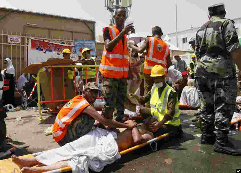 Les secouristes assistent les victimes de la bousculade de Mina, Arabie Saoudite le jeudi 24 septembre 2015. (Photo AP). 