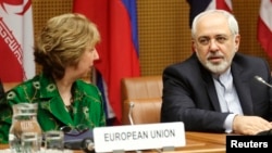 欧盟外交政策负责人阿什顿（左）与伊朗外长扎里夫4月8日在维也纳等待谈判的开始