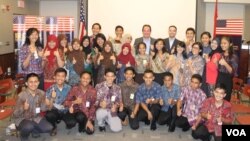 Peserta YES foto bersama sebelum menerima Visa untuk belajar di Amerika Serikat selama setahun, di kantor Konsulat Jenderal Amerika Serikat di Surabaya, Kamis, 12 Juni 2014 (Foto: VOA/Petrus)