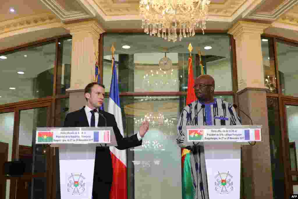 Le président du Burkina Faso, Roch Marc Christian Kabore et le président français, Emmanuel Macron, donnent une conférence de presse au Palais présidentiel au Burkina Faso le 28 novembre 2017.