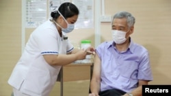 PM Singapura Lee Hsien Loong ketika menerima vaksinasi COVID-19, 8 Januari 2021 (foto: dok). 