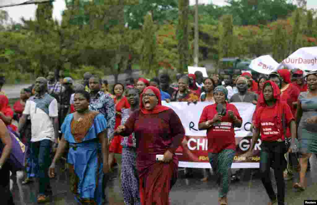 Anggota dari berbagai organisasi sipil menggelar aksi unjuk rasa di Abuja (30/4), menentang kelambanan pemerintah dalam mengupayakan pembebasan siswi-siswi sekolah yang diculik dari Chibok.