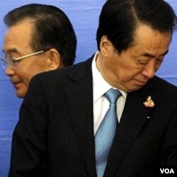 PM Jepang Naoto Kan (kanan) dan PM Tiongkok Wen Jiabao saling menghindar saat berpapasan di Hanoi, Vietnam.