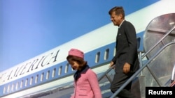El presidente John F. Kennedy y la primera dama Jacqueline Kennedy descendiendo el Air Force One tras arribar a Dallas, Texas, el 22 de noviembre de 1963.
