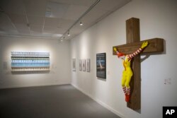 Patung "McJesus," dipajang dan dipamerkan di Meseum Seni kota Haifa, Israel utara (14/1).