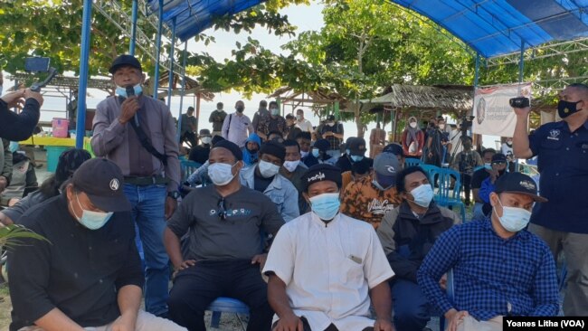 39 mantan Narapidana Terorisme di Poso saat menghadiri kegiatan bakti sosial BNPT di Desa Tiwa’a, Kabupaten Poso, Sulawesi Tengah, Rabu (28/7/2021). (Foto: VOA/Yoanes Litha)