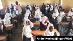 Les lycéens tchadiens et les réfugiés se préparent à passer le baccalauréat, au Tchad, le 17 juillet 2017. (VOA/André Kodmadjingar)