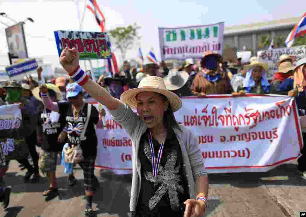 Petani dari provinsi Kanchanaburi meneriakkan slogan ketika melakukan protes di Bangkok, 10 Februari 2014. 