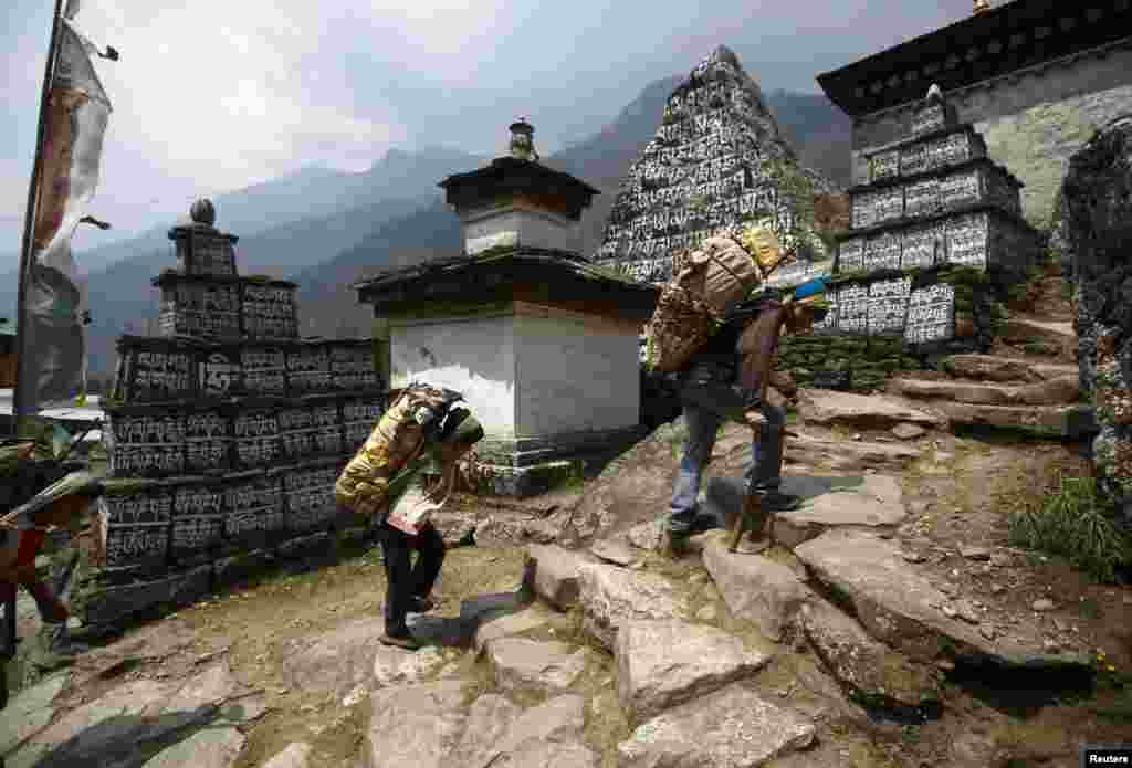 ماؤنٹ ایورسٹ نیپال اور چین کے تبت کے خطے کی سرحد پر واقع ہے اور دونوں جانب سے اسے سر کیا جا سکتا ہے۔