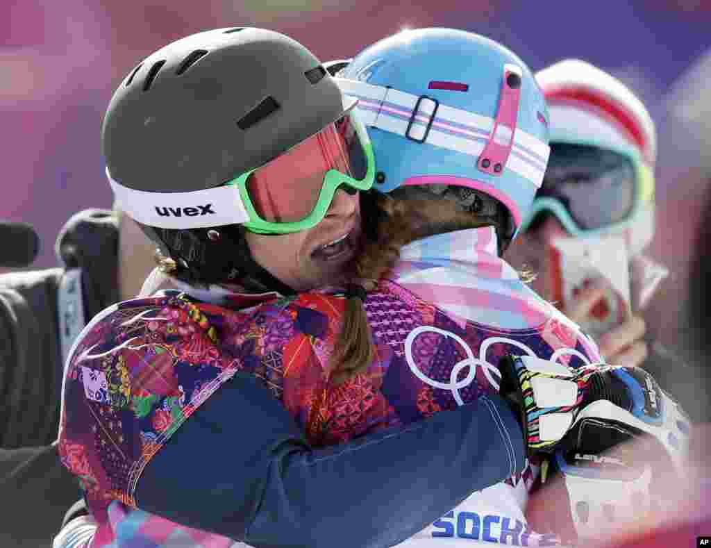 Vic Wild dari Rusia (kiri) merayakan setelah memenangkan medali emas pada partai final nomor giant slalom pararel snowboarding putra, dengan istrinya yang sekaligus peraih perunggu untuk bagian putri nomor yang sama, Alena Zavarzina, di Krasnaya Polyana, Rusia, 19 Februari 2014.