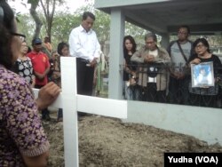 Salah satu korban pemboman di gereja Surabaya, dimakamkan di Solo, Selasa, 15 Mei 2018. (Foto: VOA/Nurhadi)