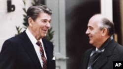Američki predsjednik Ronald Reagan i sovjetski čelnik Mikhail Gorbachev u Ženevi, 1985. (arhivski snimak)