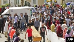Les gens attendent de recevoir les corps de leurs proches dans la ville tunisienne de Sfax le 4 juin 2018.