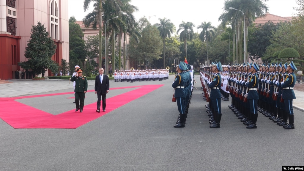 Bộ Trưởng Quốc Phòng Mỹ, Jim Mattis, và đồng nhiệm Việt Nam duyệt đội quân danh dự tại Hà Nội, 25 tháng Giêng.