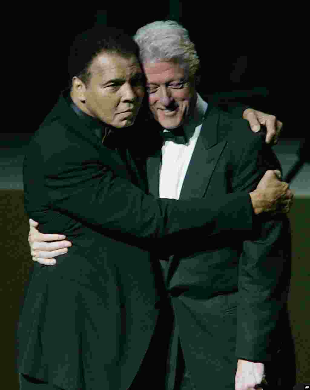 محمدعلی و بیل کلینتون رئیس جمهوری سابق آمریکا، سال ۲۰۰۵.