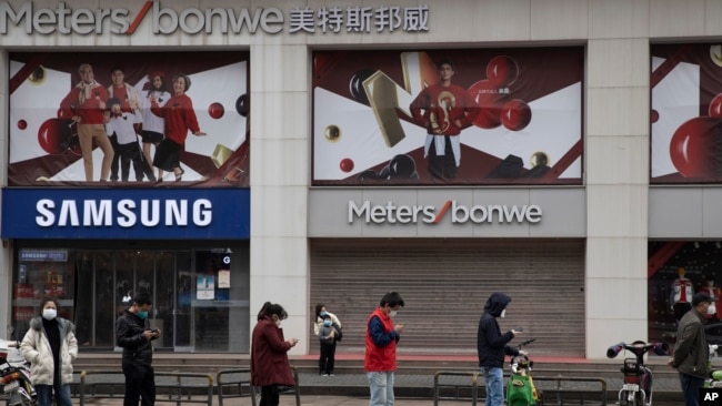 资料照:中国湖北武汉市民排队等候进入商场。(2020年4月3日)