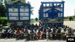 Para pejuang Boko Haram menyerahkan diri dan memberikan senjatanya kepada militer Nigeria dekat Maiduguri baru-baru ini (Foto: dok).