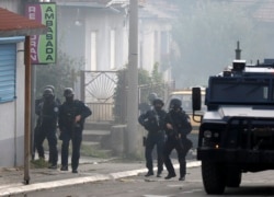 Pripadnici kosovske policije tokom akcije u severnom delu Kosovske Mitrvice, 13. oktobra 2021.