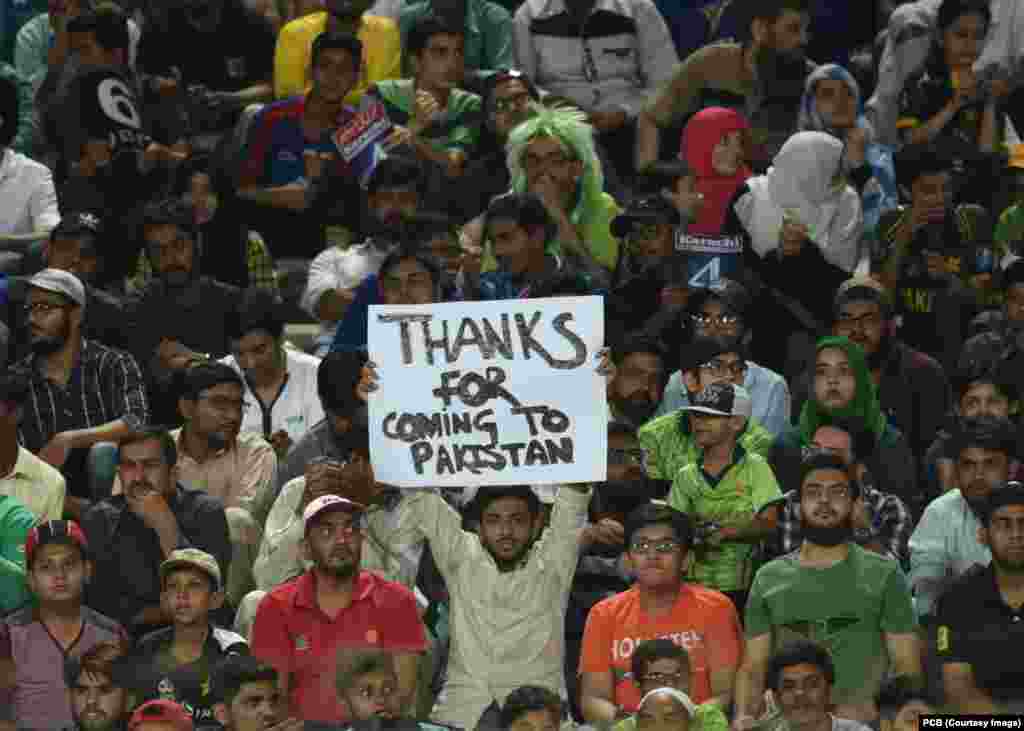 تماشائیوں نے پاکستان آمد پر ویسٹ انڈیز کرکٹ ٹیم کا شکریہ ادا کیا۔