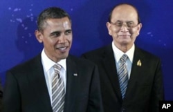 Le président Obama (à g.), debout à côté du président birman Thein Sein, durant une photo de groupe au sommet de l'ASEAN (19 novembre 2011)