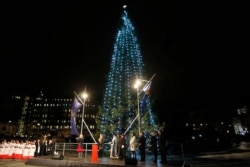 Pohon Natal tahunan di Trafalgar Square di London. (Foto: AP/Sang Tan)