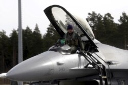 Seorang pilot Skuadron Tempur 510 Angkatan Udara AS (USAF) keluar dari pesawat tempur F-16 miliknya di pangkalan udara Amari. (Foto: REUTERS/Ints Kalnins)