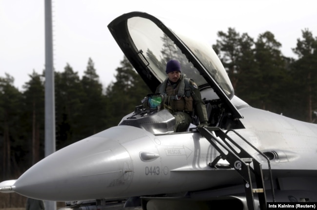Seorang pilot Skuadron Tempur 510 Angkatan Udara AS (USAF) keluar dari pesawat tempur F-16 miliknya di pangkalan udara Amari. (Foto: REUTERS/Ints Kalnins)