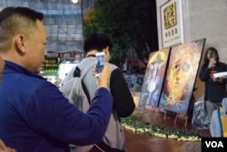 有中國遊客在銅鑼灣觀賞第三屆西藏電影文化節的街頭表演。(美國之音湯惠芸)