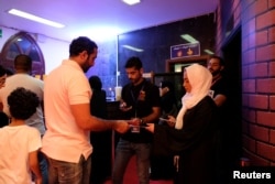 Para pengunjung tiba untuk menonton film layar lebar pertama di Arab Saudi, 13 Januari 2018.