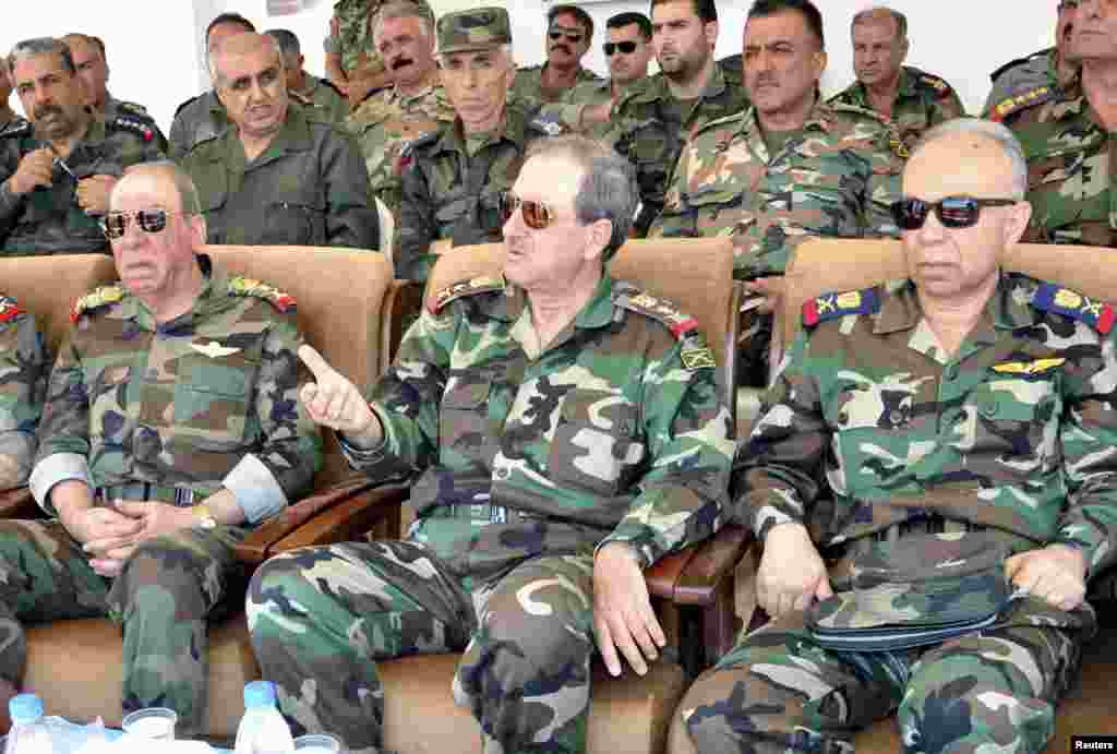 Sabiq müdafiə naziri Davud Racha hava qüvvələrinin təliminə baxır. Racha iyulun 18-də hökumətin iclası zamanı törədilən bomba partlayışında həlak olub.