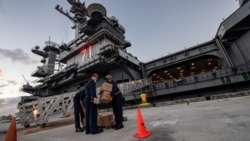 羅斯福號航母停靠在關島進行隔離和病毒檢查（美國海軍2020年4月7日照片）